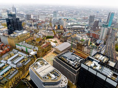 İngiltere 'nin Batı Midlands bölgesinin büyük bir şehri olan Birmingham' ın hava manzarası, Birleşik Krallık 'ta birden fazla Sanayi Devrimi dönemi simgesi barındırıyor.