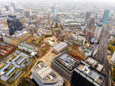 İngiltere 'nin Batı Midlands bölgesinin büyük bir şehri olan Birmingham' ın hava manzarası, Birleşik Krallık 'ta birden fazla Sanayi Devrimi dönemi simgesi barındırıyor.