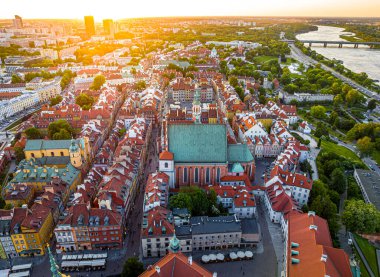 İkinci Dünya Savaşı 'ndan sonra UNESCO' nun yeniden inşa ettiği Varşova 'daki eski bir kasabanın havadan görünüşü