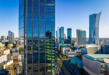 Polonya 'nın iş merkezindeki Varşova gökdelenlerinin havadan görünüşü