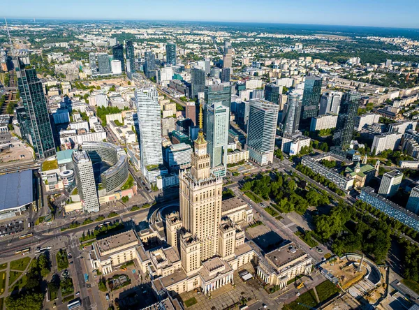 ポーランド ヨーロッパの中央に文化科学宮殿とワルシャワのスカイラインの空中ビュー — ストック写真