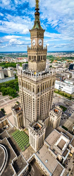 ポーランド ヨーロッパの真ん中に文化と科学の宮殿とワルシャワ市内中心部の空中ビュー — ストック写真