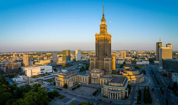 ポーランド ヨーロッパの真ん中に文化と科学の宮殿とワルシャワ市内中心部の空中ビュー — ストック写真