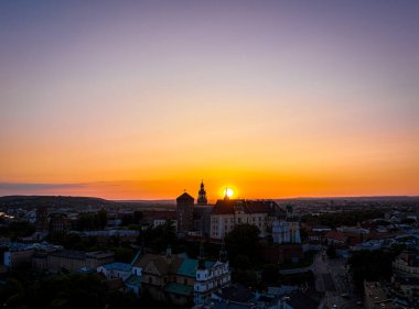 Wawel Şatosu 'nun gün batımı manzarası, Krakow, Polonya ve Avrupa' daki Vistula Nehri 'nde güçlendirilmiş bir yerleşim yeri.