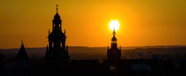 Wawel Şatosu 'nun günbatımında Krakow' un hava manzarası, Polonya, Avrupa