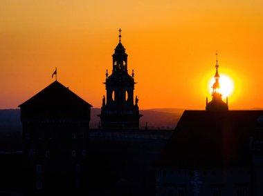 Wawel Şatosu 'nun günbatımında Krakow' un hava manzarası, Polonya, Avrupa