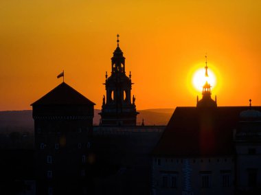 Wawel Şatosu 'nun günbatımında Krakow' un hava manzarası, Polonya, Avrupa