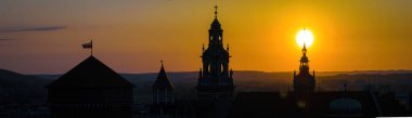 Wawel Şatosu 'nun günbatımında Krakow' un hava manzarası, Polonya, Avrupa