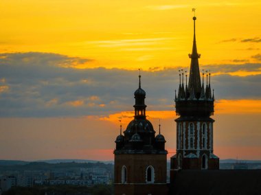 Polonya 'nın güneyindeki Vistula Nehri üzerindeki Krakow şehrinin havadan görünüşü Polonya' nın daha küçük Voyvoda bölgesinde Avrupa, Krakow 'da gün batımında, Polonya