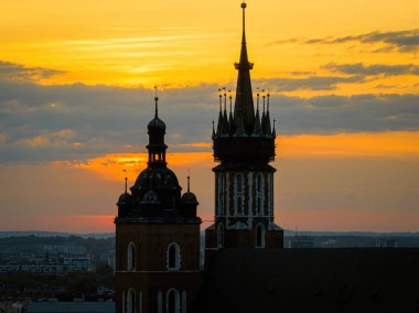 Polonya 'nın güneyindeki Vistula Nehri üzerindeki Krakow şehrinin havadan görünüşü Polonya' nın daha küçük Voyvoda bölgesinde Avrupa, Krakow 'da gün batımında, Polonya