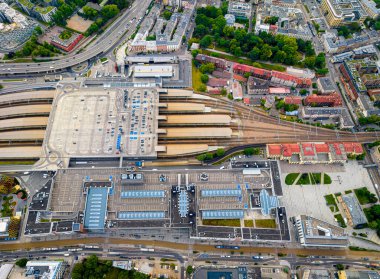 Krakow Glowny 'nin hava görüntüsü, Krakow, Avrupa' daki ana tren istasyonu.