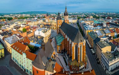Polonya, Avrupa 'daki eski Krakow kasabasındaki Aziz Mary Bazilikası' nın havadan görünüşü