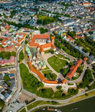 Wawel Kalesi 'nin havadan görünüşü, Krakow, Polonya, Avrupa' daki Vistula Nehri üzerinde güçlendirilmiş bir yerleşim yeri.