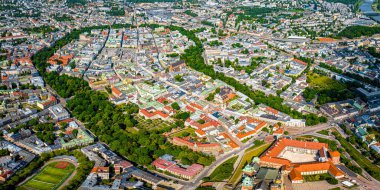 Wawel Kalesi 'nin havadan görünüşü, Krakow, Polonya, Avrupa' daki Vistula Nehri üzerinde güçlendirilmiş bir yerleşim yeri.