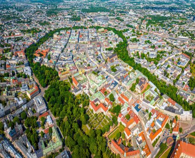 Wawel Kalesi 'nin havadan görünüşü, Krakow, Polonya, Avrupa' daki Vistula Nehri üzerinde güçlendirilmiş bir yerleşim yeri.