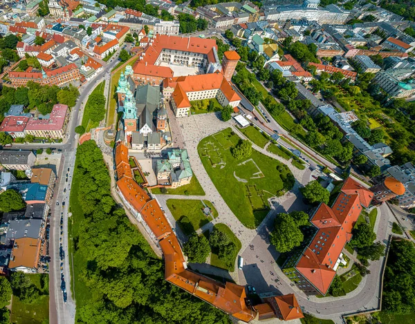 ヴォーエル城 クラクフ ポーランド ヨーロッパのヴィスワ川の要塞化された居住地の空中ビュー — ストック写真