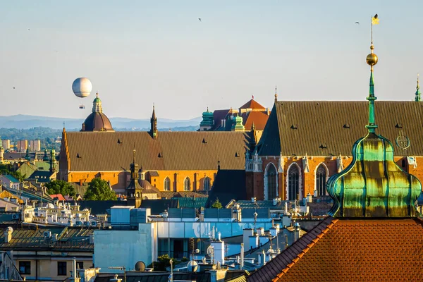 欧洲克拉科夫圣玛丽大教堂的空中景观 背景为空中气球 — 图库照片