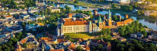 ウォーエル城の空中ビュークラクフ 以下ポーランドのヴィスワ川の南ポーランドの都市Voivoidship ヨーロッパ — ストック写真