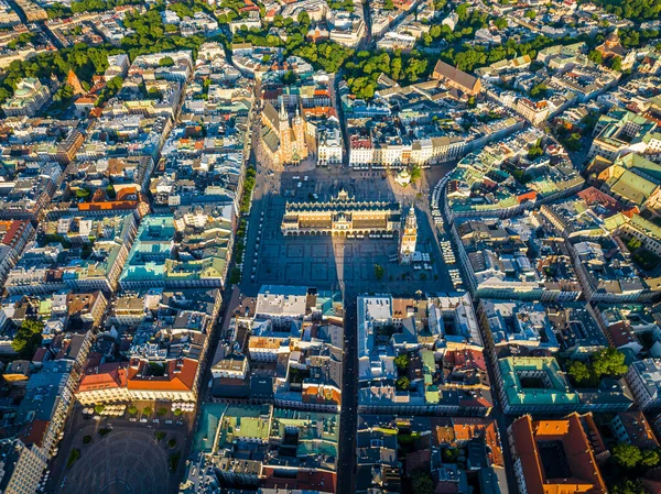 ポーランド ヨーロッパのクラクフの旧市街の市場広場の空中ビュー — ストック写真