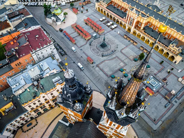 ポーランド ヨーロッパのクラクフの旧市街の聖マリア大聖堂の空中ビュー — ストック写真