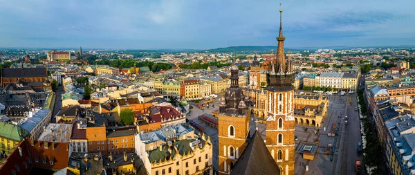 欧洲波兰克拉科夫老城圣玛丽大教堂的空中景观 — 图库照片