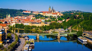 Çek Cumhuriyeti 'nin başkenti Prag' ın havadan görünüşü, Avrupa 'nın Vltava Nehri tarafından ikiye bölünmüştür.