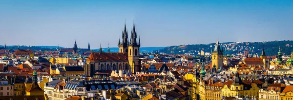 チェコ共和国の首都プラハの空中からの眺めは ヨーロッパのヴルタヴァ川によって隔てられています — ストック写真