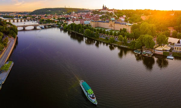 チェコ共和国の首都プラハの空中からの眺めは ヨーロッパのヴルタヴァ川によって隔てられています — ストック写真