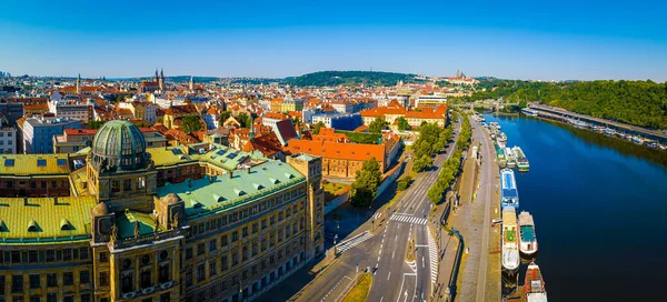 Luchtfoto Van Praag Een Hoofdstad Van Tsjechische Republiek Wordt Doorsneden — Stockfoto