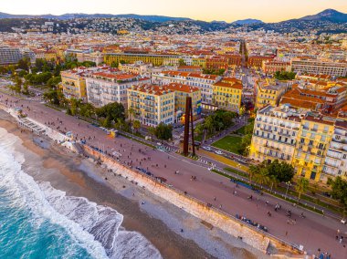 Nice, Nice 'in günbatımı manzarası, Fransız Riviera' sındaki Alpes-Maritimes bölümünün başkenti.