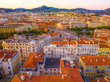 Nice, Nice 'in günbatımı manzarası, Fransız Riviera' sındaki Alpes-Maritimes bölümünün başkenti.