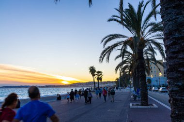 Nice, Nice 'in günbatımı manzarası, Fransız Riviera' sındaki Alpes-Maritimes bölümünün başkenti.
