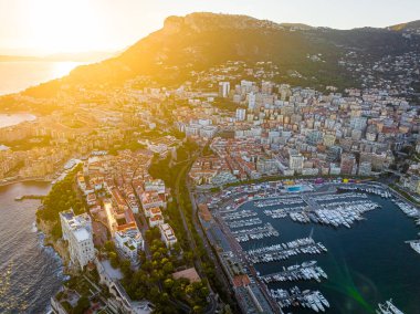 Fransız Rivierası 'nda, Batı Avrupa' da, Akdeniz 'de egemen bir şehir devleti olan Monako' nun gün batımı manzarası