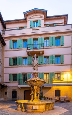 Batı Avrupa 'da, Akdeniz kıyısındaki Fransız Rivierası' nda bağımsız bir şehir devleti olan Monako 'nun günbatımı manzarası