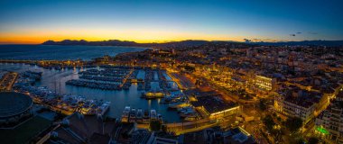 Fransız Rivierası 'nın bir tatil beldesi olan Cannes' ın havadan görünüşü, uluslararası film festivali Fransa ile ünlüdür.