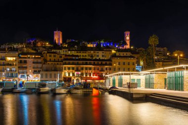 Fransız Rivierası 'nın bir tatil beldesi olan Cannes' ın gece manzarası, uluslararası film festivali Fransa ile ünlüdür.