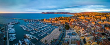 Fransız Rivierası 'nın bir tatil beldesi olan Cannes' ın havadan görünüşü, uluslararası film festivali Fransa ile ünlüdür.