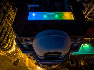 Fransız Rivierası 'nın bir tatil beldesi olan Cannes' ın gece manzarası, uluslararası film festivali Fransa ile ünlüdür.