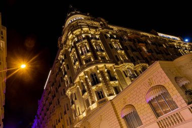 Fransız Rivierası 'nın bir tatil beldesi olan Cannes' ın gece manzarası, uluslararası film festivali Fransa ile ünlüdür.