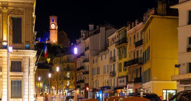 Fransız Rivierası 'nın bir tatil beldesi olan Cannes' ın gece manzarası, uluslararası film festivali Fransa ile ünlüdür.