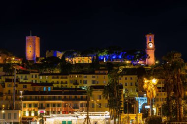 Fransız Rivierası 'nın bir tatil beldesi olan Cannes' ın gece manzarası, uluslararası film festivali Fransa ile ünlüdür.