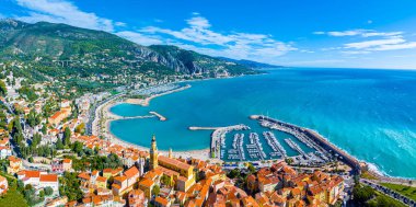 Menton manzarası, Fransa 'nın güneydoğusundaki Fransız Rivierası' nın sahilleri ve Fransa 'nın Serre de la Madone bahçesi ile bilinen bir kasabası.