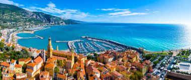 Menton manzarası, Fransa 'nın güneydoğusundaki Fransız Rivierası' nın sahilleri ve Fransa 'nın Serre de la Madone bahçesi ile bilinen bir kasabası.