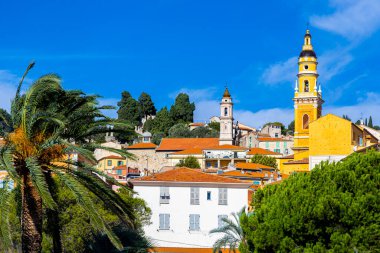 Menton manzarası, Fransa 'nın güneydoğusundaki Fransız Rivierası' nın sahilleri ve Fransa 'nın Serre de la Madone bahçesi ile bilinen bir kasabası.