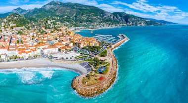 Menton manzarası, Fransa 'nın güneydoğusundaki Fransız Rivierası' nın sahilleri ve Fransa 'nın Serre de la Madone bahçesi ile bilinen bir kasabası.