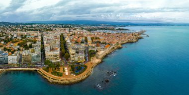 Antibes 'in havadan görünüşü, Fransa' nın Riviera şehrinde Cannes ve Nice arasında bir tatil köyü.