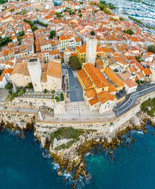 Antibes 'in havadan görünüşü, Fransa' nın Riviera şehrinde Cannes ve Nice arasında bir tatil köyü.