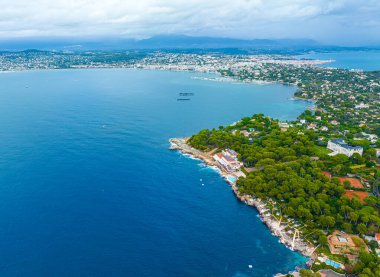 Antibes 'in havadan görünüşü, Fransa' nın Riviera şehrinde Cannes ve Nice arasında bir tatil köyü.