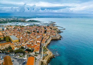 Antibes 'in havadan görünüşü, Fransa' nın Riviera şehrinde Cannes ve Nice arasında bir tatil köyü.