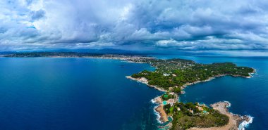 Antibes 'in havadan görünüşü, Fransa' nın Riviera şehrinde Cannes ve Nice arasında bir tatil köyü.